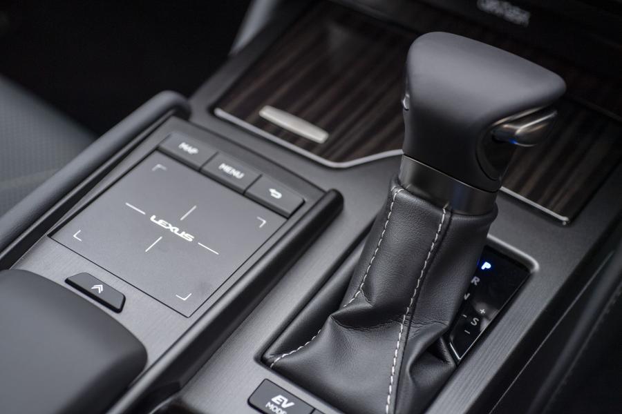 Детали интерьера Lexus ES300h 2019 года  (UK) (фото 28 из 30)